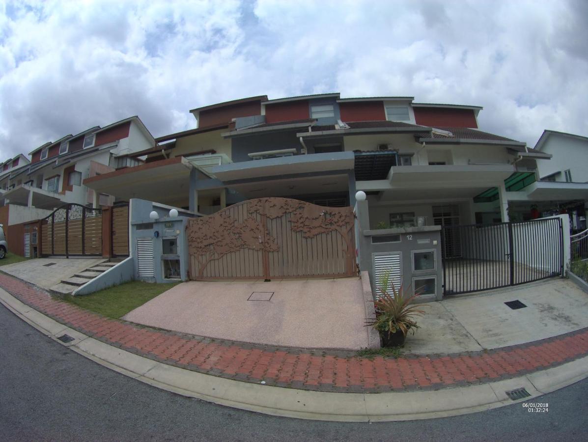 Entire Residential Home•Jia Residences Bkt Serdang沙登温暖的家 Seri Kembangan Ngoại thất bức ảnh
