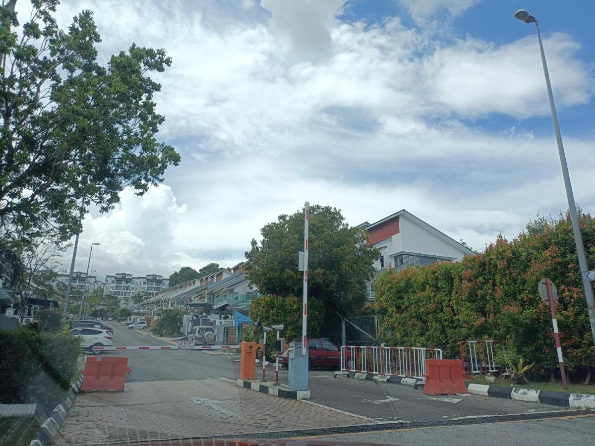 Entire Residential Home•Jia Residences Bkt Serdang沙登温暖的家 Seri Kembangan Ngoại thất bức ảnh